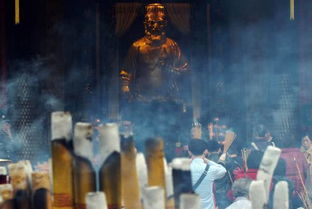 原来寺庙拜神不用香火,女子这样直接把财神接回家,网友 太会玩